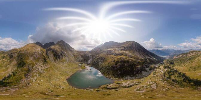 Lago delle Trute. Im Hintergrund Richtung Norden das Fleimstal mit Predazzo und den Dolomiten mit Latemar, Rosengartengruppe und Langkofelgruppe.