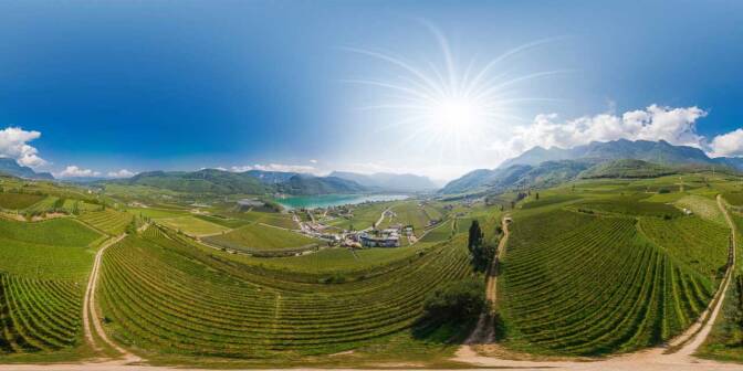 Blick über die Weinberge mit den Riegelnamen (=alte Flurnamen) "Barleit", "Ölleitn" und "Römigberg" nach St. Josef am See und den Kalterer See