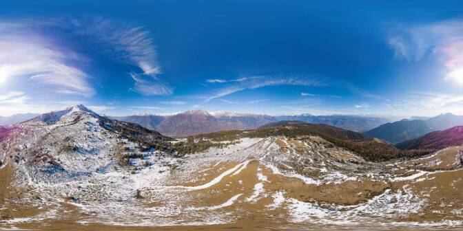 Herrlicher Rundumblick v. l. n. r.: . hinter uns das Naturnser Hochjoch, dann der Vinschgau, im Vordergrund die Naturnser Alm, darunter im Tal Naturns, dahinter der Eingang ins Schnalstal, rechts daneben die Texelgruppe, weiter rechts die Sarntaler Alpen, dann die herrlichen Dolomiten, darunter weiter im Vordergrund das Etschtal, weiter nach rechts der steil abfallende Gantkofel, dann der Laugen und die Ulterner Bergwelt.