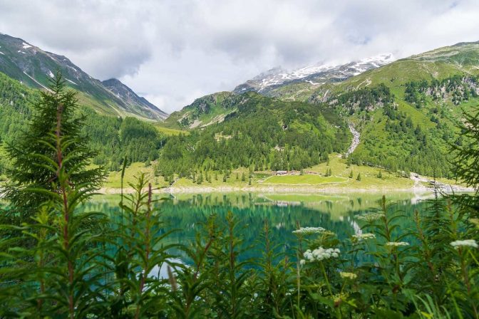 Blick über des Neveser Stausee zur Neves Alm