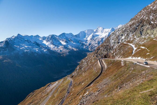 Die Timmelsjoch Hochalpenstraße mit dem Hochfirst im Hintergrund