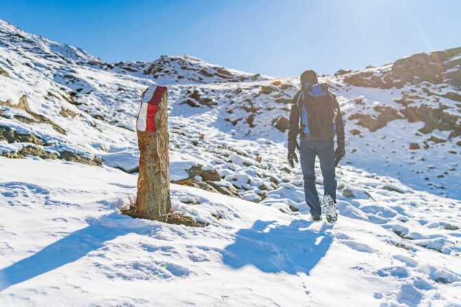 Schnee – zum Glück gibt es auch solche hohe Markierungennweg
