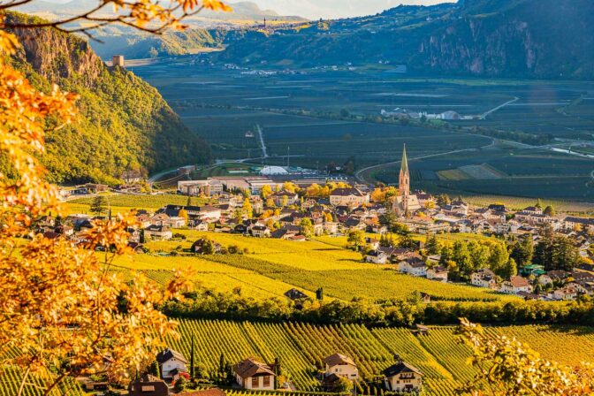 Herbstliches Terlan mit St. Pauls (Eppan) im Hintergrund