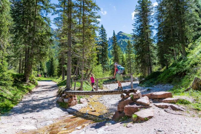 Fußgängerbrücke über den Kaserillbach. Im Hintergrund der Gipfel des Zendleser Kofel.