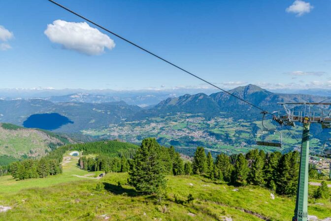 Mit dem Sessellift hinauf auf den Paion del Cermis. Im Hintergrund das Fleimstal mit Cavalese.