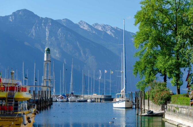 Die Segelyacht "Siora" ankert im Canale della Rocca zwischen der Wasserburg Rocca di Riva und dem Yachthafen von Riva del Garda