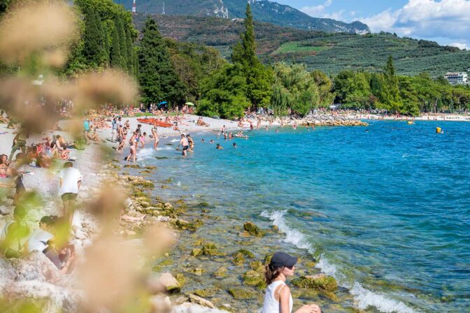 Der Strand "Spiaggia Sabbioni" in Riva del Garda, ist einer der beliebtesten Strände am Gardasee