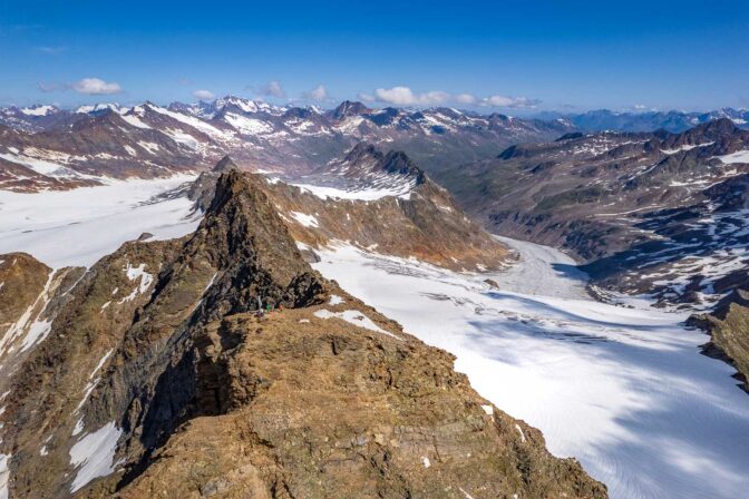 Blick über die beiden Gipfel der Hochwilde (3.482 m). Rechts der Gletscher Langtaler Ferner und links der Gurgler Ferner.