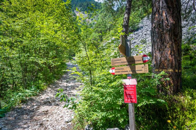 Hier kreuzt der Eppaner Höhenweg den steilen steig Nr. 540, der durch die Furglauer Schlucht hinauf auf den Mendelkamm zwischen Penegal und Gantkofel führt.