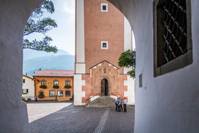 Nein, das da vorne ist nicht der Eingang zur Kastelruther Kirche. Hier geht es "nur" in den Kirchturm hinein.