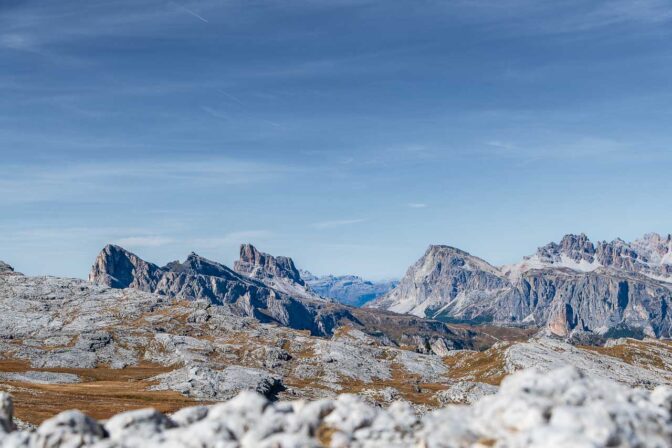 Ausblick von der Felsebene Lastoi de Formin auf die Nuvolaugruppe mit Ra Gusela, Nuvolau und Averau, den Lagazuoi und die Cinque Torri