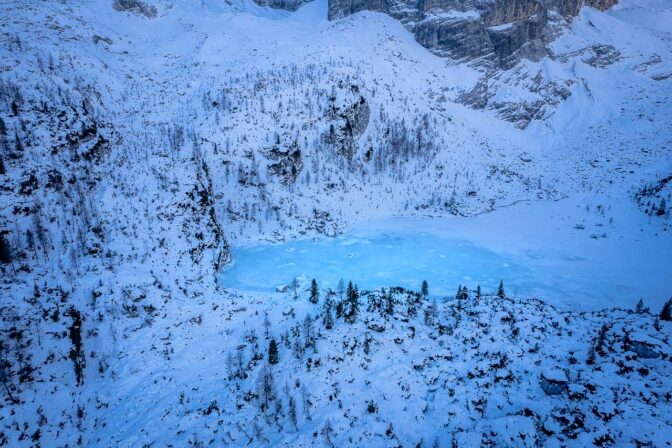 Blick auf den vereisten Bergsee Lago di Sorapiss