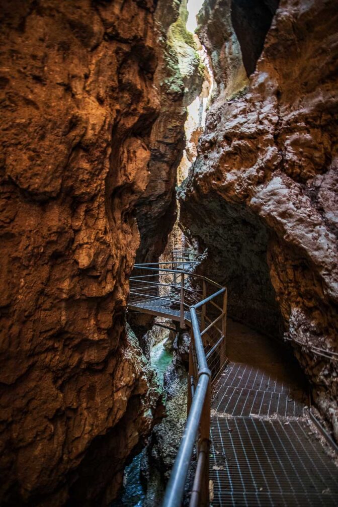 Treppen und Stege führen durch die enge Novellaschlucht, im Parco Fluviale Novella im Nonstal