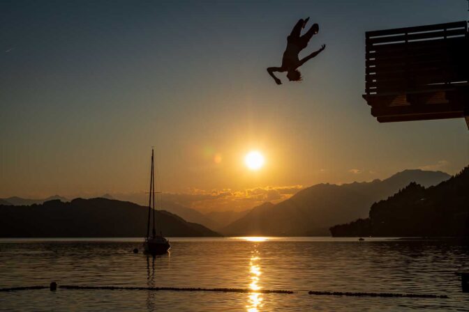 Sonnenuntergangsturmspringen im Millstätter See.