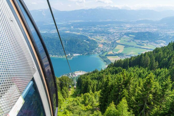 Mit der Kabinenumlaufbahn geht es steil hinunter zum Ossiacher See.