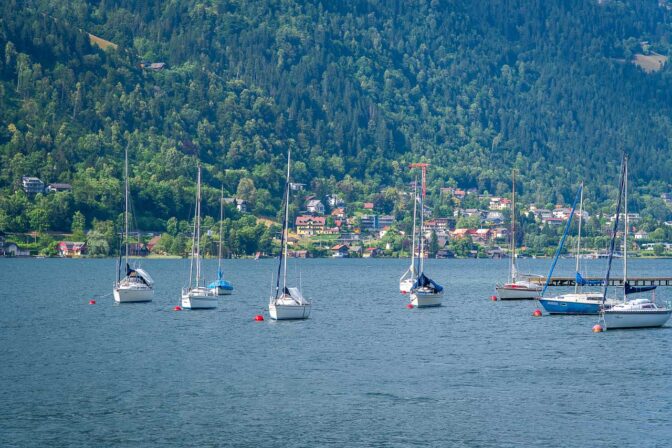 Segelboote am Ossiacher See