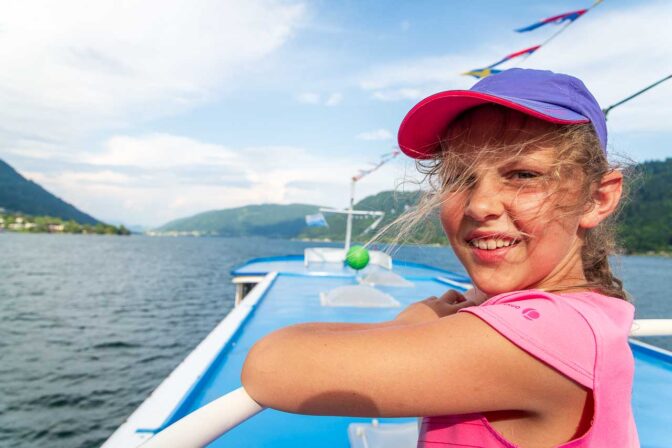 Auf der Aussichtsplattform des Schiffs der Ossiacher Schifffahrt