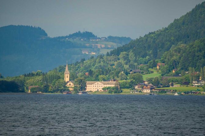 Ossiach am Ossiacher See mit der Stiftskirche Ossiach (Kirche Maria Himmelfahrt)