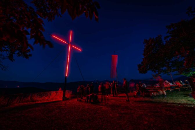 Auch vor dem Brauchturm macht die technische Entwicklung nicht halt. So hat man sich in Altenburg für ein elektrisches Kreuz entschieden.