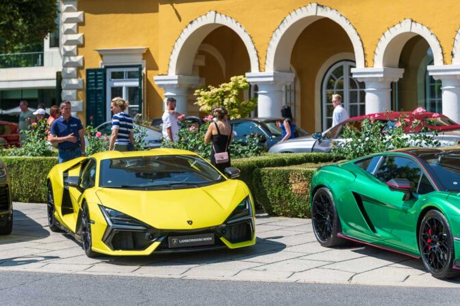 Lamborghini vor dem Schlosshotel Velden