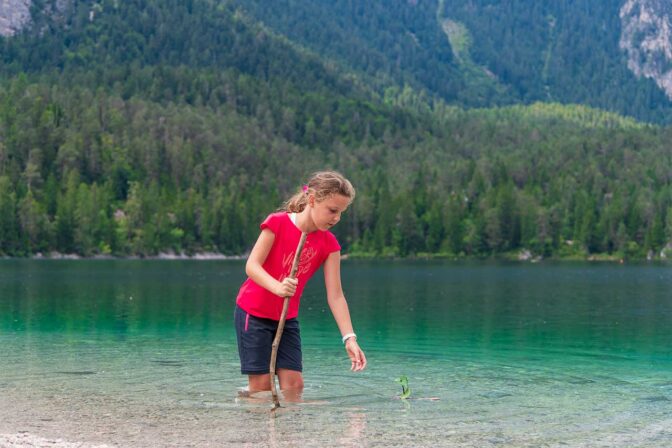 So ein Bergsee eignet sich auch zum Schiffchen spielen.