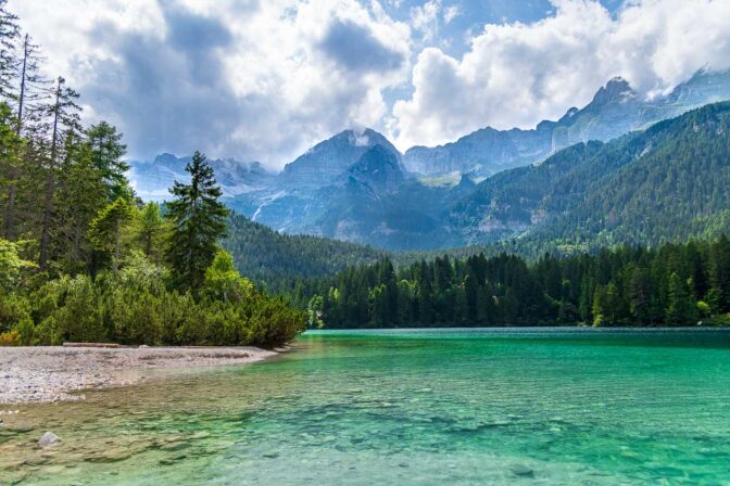 Der Tovelsee wird von den mächtigen Gipfeln der Brenta-Dolomiten umrahmt.