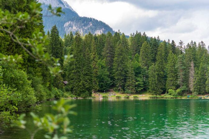 Am Tovelsee gibt es mehrere Strände. Neben einem großen Kiesstrand gibt es, wie man hier im Bild sieht, auch einen Grasstrand.