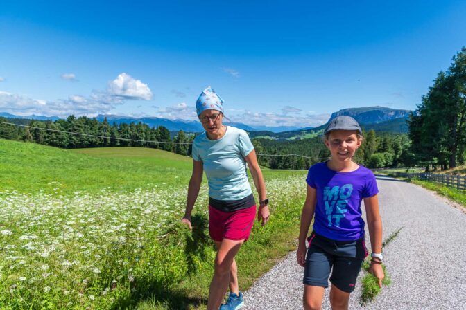 Wenn wir an Lärchen vorbeikommen, müssen die Bäume „Federn lassen”. Anna braucht das Baumaterial. Sie möchte in solchen Fällen immer ein Lärchenkörbchen flechten.