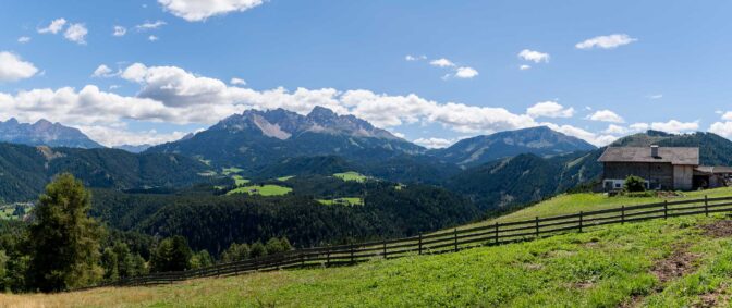 Beim Weißbaumer mit Blick auf Zanggen, Latemar und Rosengarten