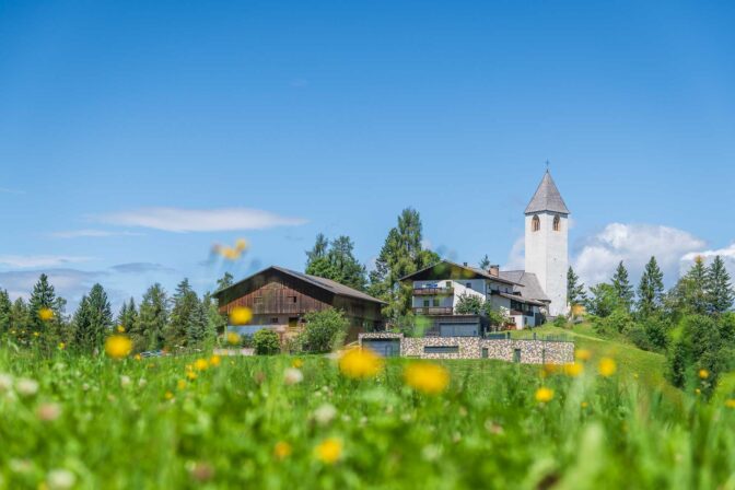 Was für ein herrliches Ensemble: St. Helena mit dem Bauernhof Kreuzhof inklusive Jausenstation.