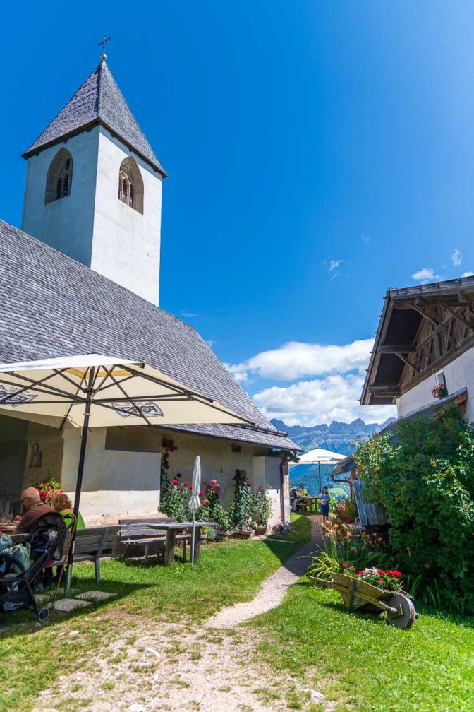 Gotteshaus und Jausenstation vis-à-vis