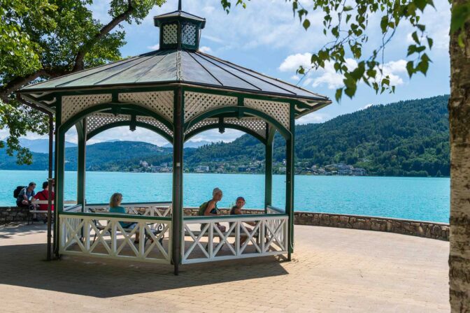 Der schöne Pavillon auf dem Landspitz, der Halbinsel, die von Pörtschach in den Wörthersee ragt.