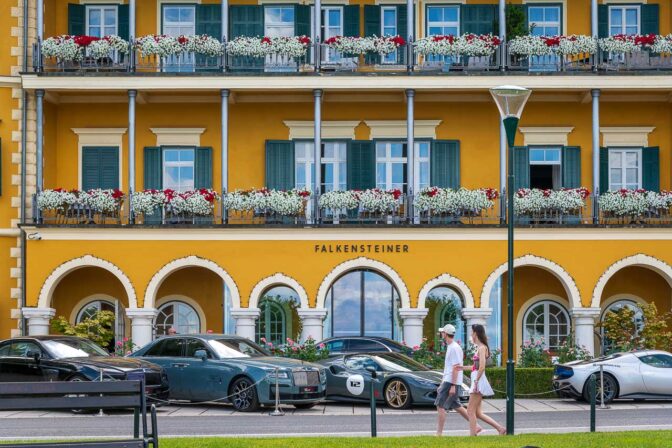 Luxuskarossen vor dem Schlosshotel Velden