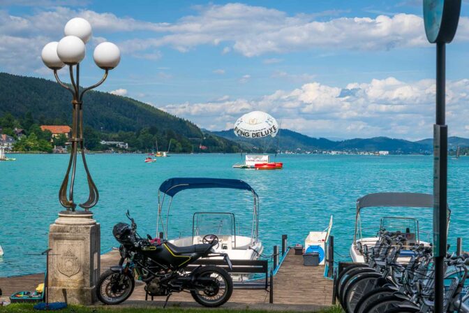Luxuskarossen vor dem Schlosshotel Velden