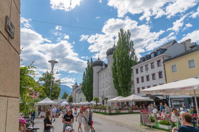 Heute ist Markttag. Zahlreiche Stände mit weißen Sonnenschirmen säumen den Hauptplatz.