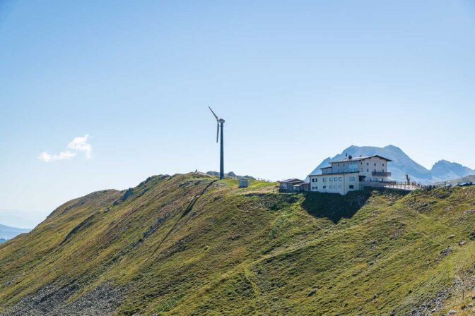 Der Alpenrosenhof und das Windrad am Penser Joch