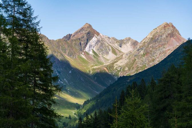 Blick durch das Oberbergtal auf das Sarner Weißhorn und den Mudatsch.