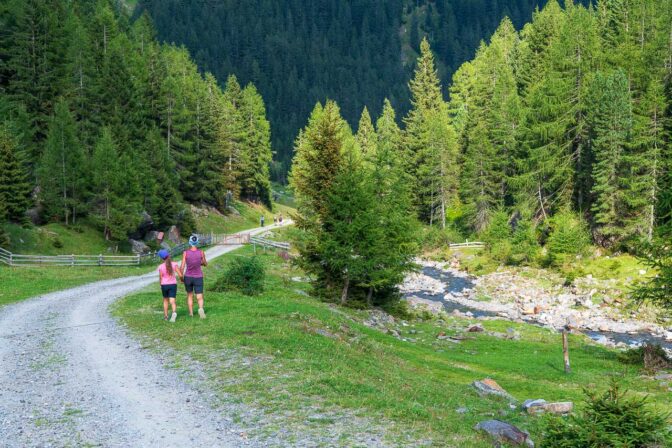 Entlang des Weißenbachs wandern wir zurück nach Weißenbach.