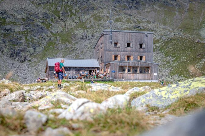 Die Tribulaun Hütte auf 2369 m ü. d. M. Die Tribulaun Hütte auf 2369 m ü. d. M.