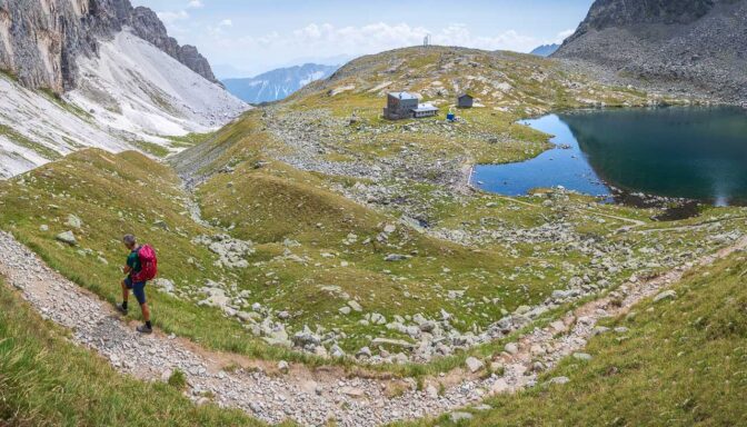 Unter uns liegt der Sandessee mit der Tribulaunhütte, während wir zur Pflerscher Scharte aufsteigen.