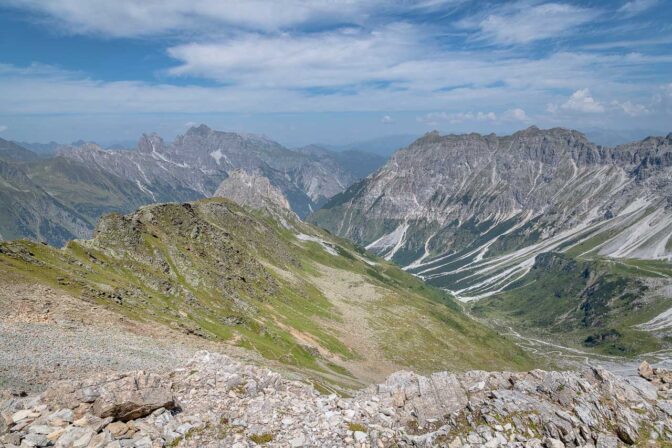 Ein Blick nach Nordtirol: Das Sandestal ist eingepfercht durch die Gipfel Gargglerin und Kreuzjöchl, Hohes Tor. Im Hintergrund ist die Kirchdachspitze im Serleskamm zu sehen.