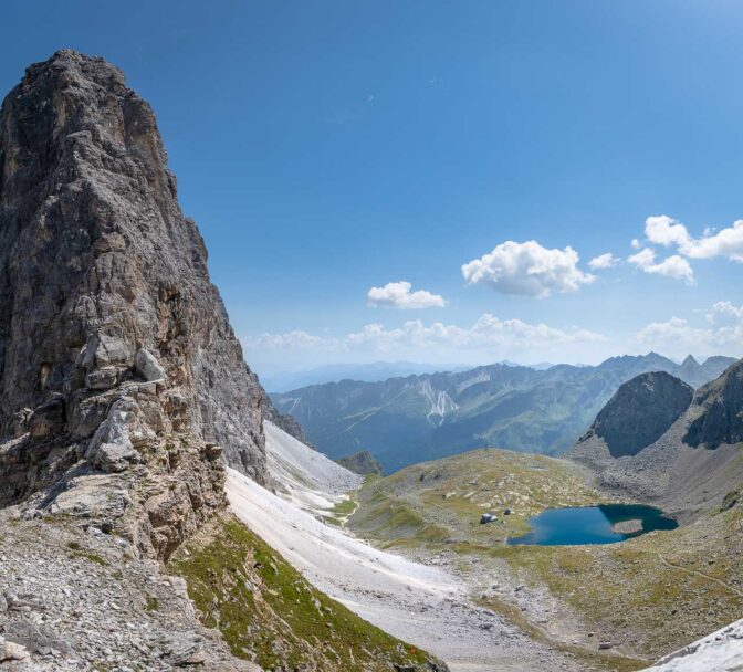 Das Goldkappl rahmt den Sandessee und die Tribulaunhütte ein.