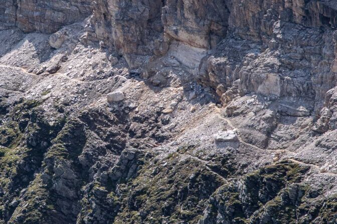 Später am PC werde ich anhand dieses Fotos erkennen, dass der Bergpfad vielleicht doch machbar gewesen wäre. Vielleicht. :-)