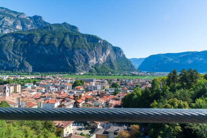 Blick von der Hängebrücke über Mezzolombardo bis nach Mezzocorona