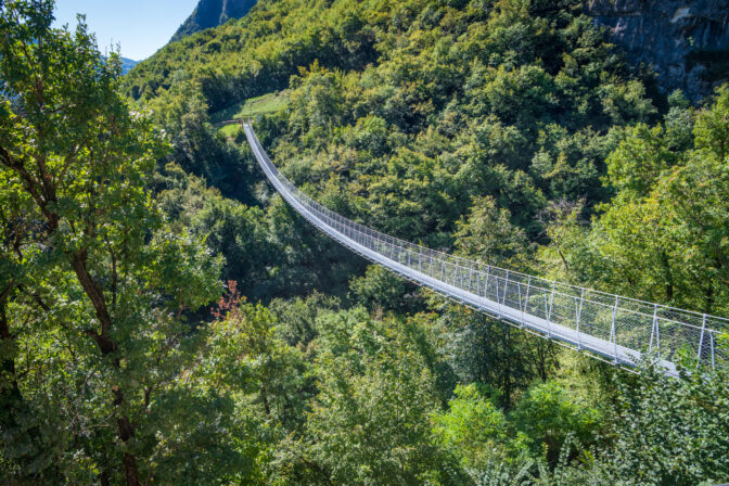 Die 130 Meter lange Hängebrücke über Mezzolombardo „Ponte sospeso“