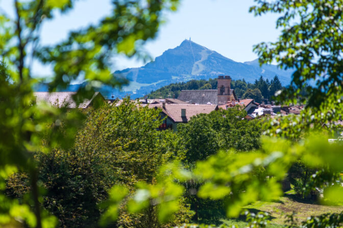 Blick auf den Kirchtum von Fai della Paganella vom Sentiero Ardito aus