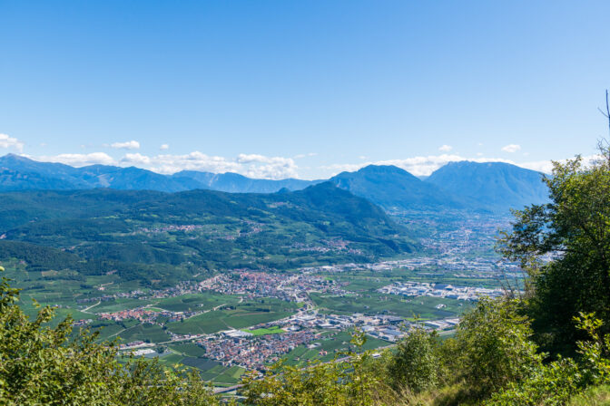 Die Aussichtspunkte "Belvedere di Fai" bieten einen schönen Panoramablick auf das Etschtal.