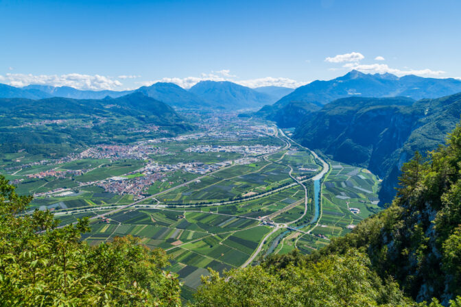 Der Fluss Noce vereint sich mit der Etsch