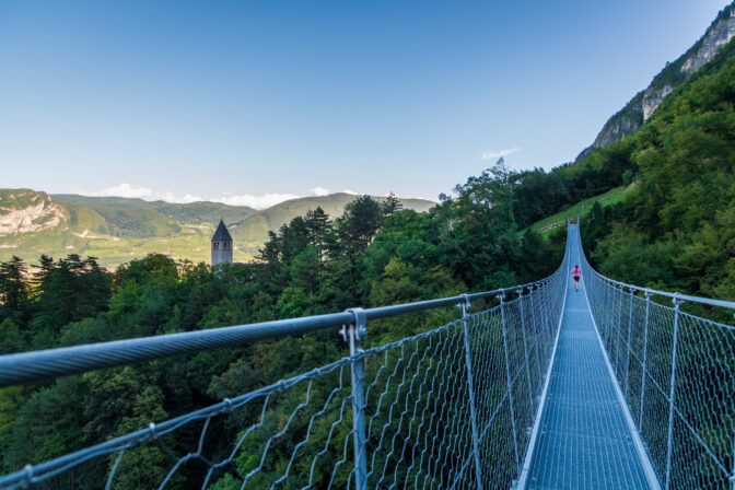 Weil es so viel Spaß gemacht hat und die Aussicht so schön war, noch einmal die Hängebrücke über Mezzolombardo.