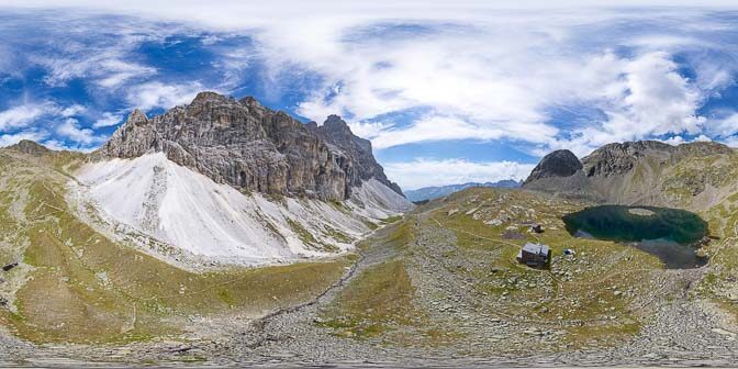 360° Blick auf die Tribulaun Hütte mit dem Sandessee 360° Blick auf die Tribulaun Hütte mit dem Sandessee